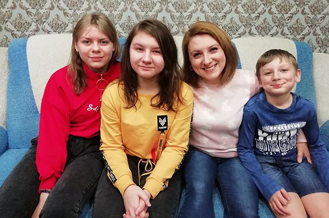 На фото слева направо - воспитанница Евгении Перовой Карина, дочь Соня, Евгения, сын Серёжа.