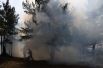 Сотрудники пожарной службы МЧС РФ во время тушения природного пожара в районе поселка Антипиха в пригороде Читы.