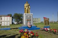 Памятник неизвестному солдату – жанровая скульптура. ​Одна из таких установлена в селе Маяк Оконешниковского района.