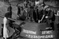 У проходной Уралмашзавода в 1943 году артисты Музкомедии передают на фронт три танка Т-34.
