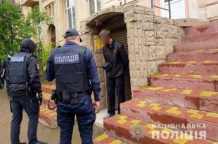 В Ивано-Франковске мужчина открыл стрельбу на улице по людям