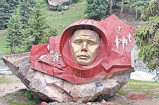 Памятник Юрию Гагарину в Барскаунском ущелье, 1990 г.