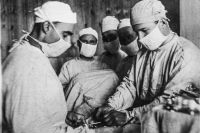Краснодарские врачи оперируют пациента в 1942 году.