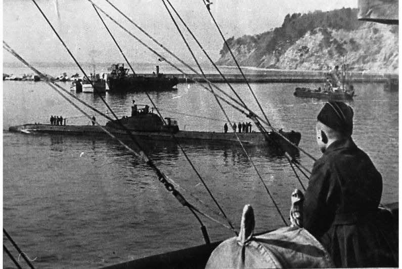 Советская подводная лодка Щ-208 входит в порт Туапсе.