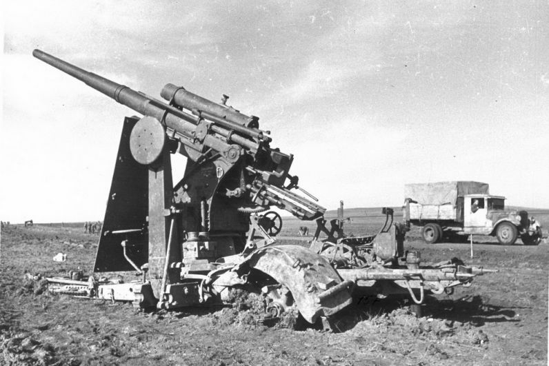 Разбитая немецкая зенитка под Новороссийском.