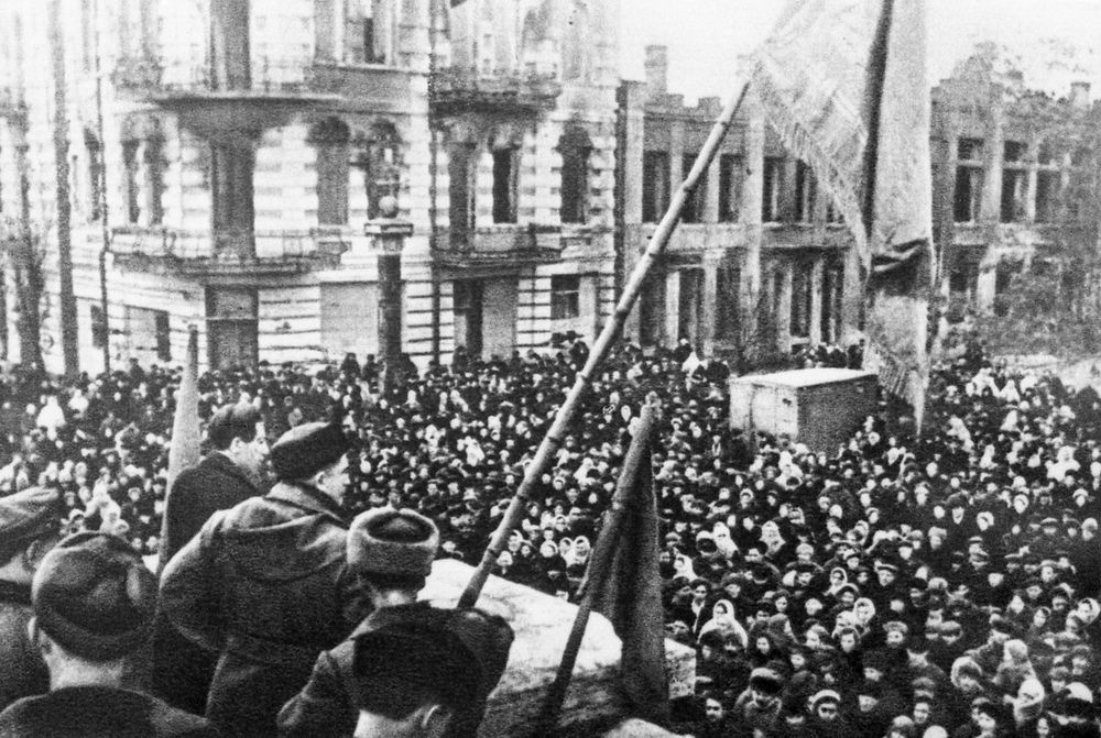 Красный флаг на углу улиц Красной и Ворошилова после освобождения Краснодара.
