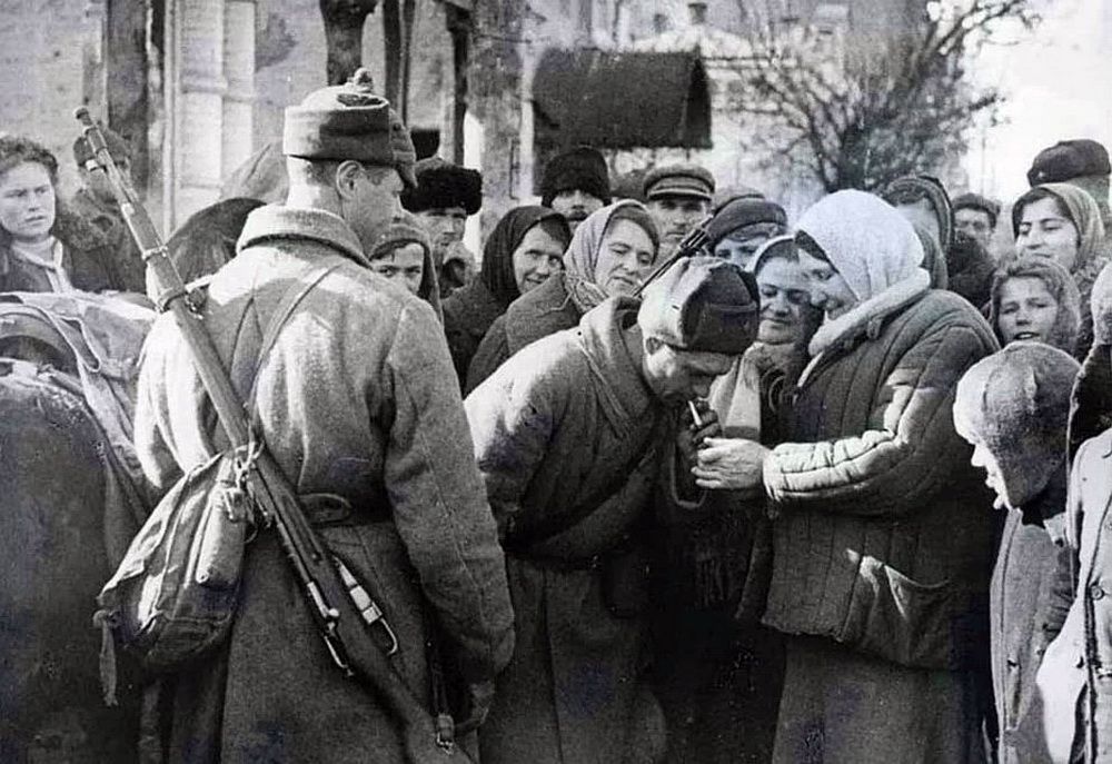 Бойцы Красной Армии в освобождённой станице Пашковской.