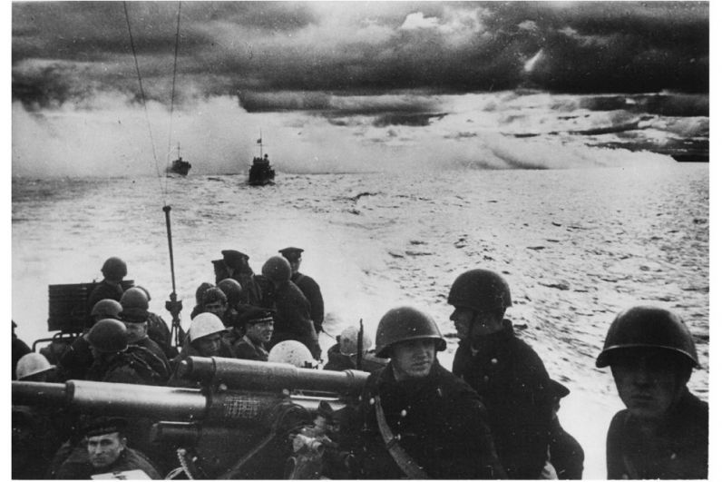 Советские малые охотники с десантом на борту следуют к месту высадки у Новороссийска.