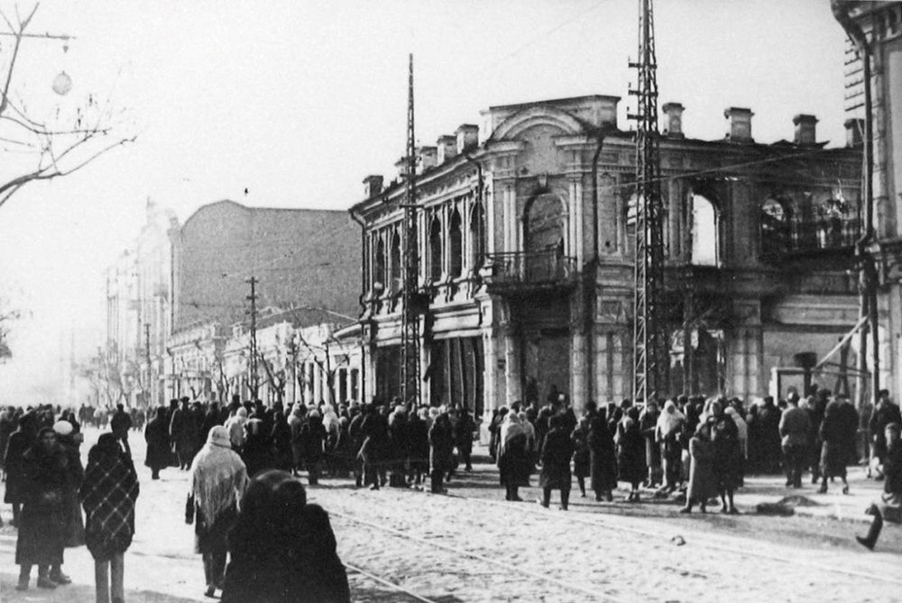 Жители освобожденного Краснодара на перекрестке улиц Красной и Свердлова.