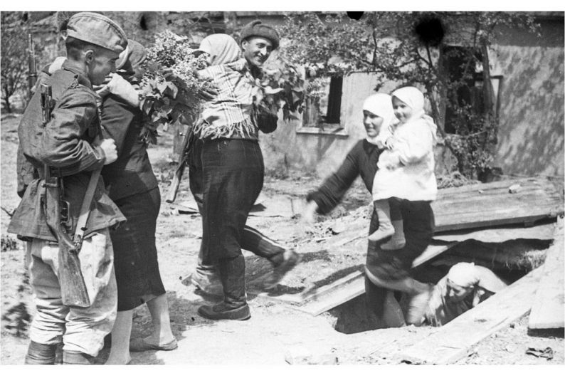 Жительницы станицы Крымская встречают советских солдат-освободителей.