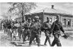 Советские солдаты-освободители проходят по улицам станицы Крымская.