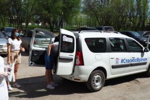 Врачам передали продуктовые наборы.