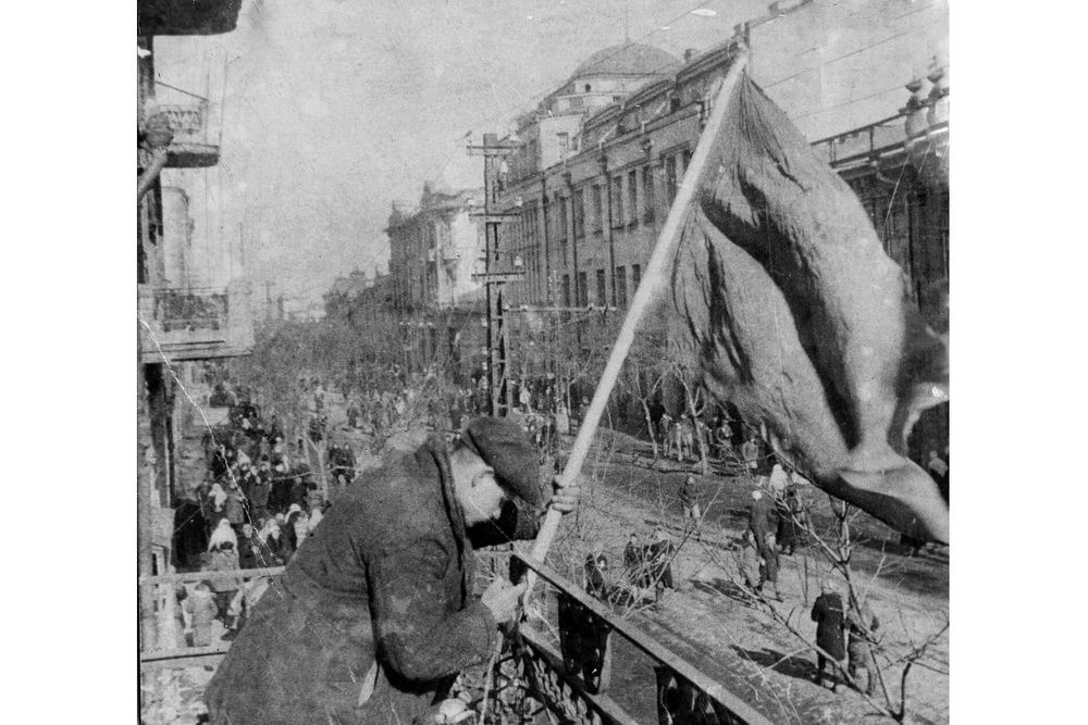 Красное знамя над главной улицей освобождённого Краснодара.