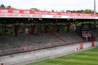 Пустые трибуны стадиона «Ан дер Альтен Фёрстерай».
