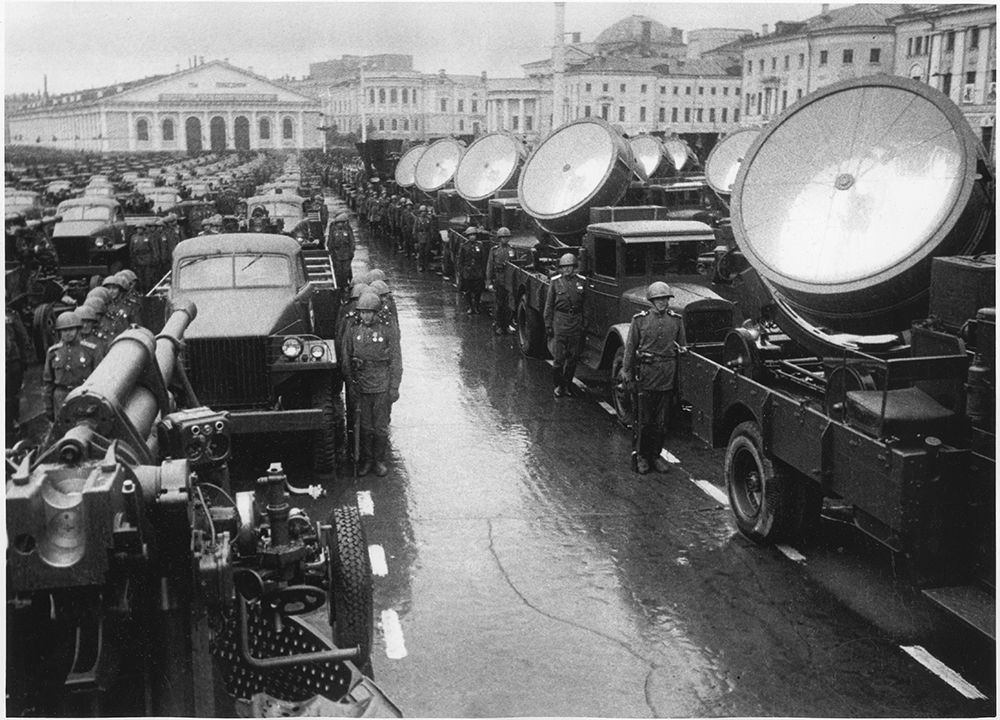 Яков Халип. Салютные расчеты на Манежной площади перед парадом, 1945 Современный отпечаток. 30 х 40 см. Бромсеребряная печать. Из коллекции Галереи им. братьев Люмьер