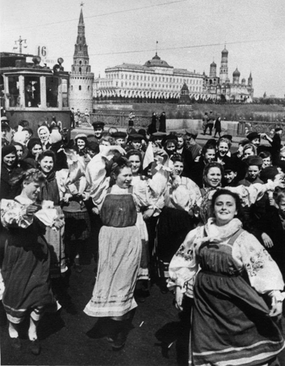 Александр Устинов. 9 мая 1945 года в Москве, 1945. Современный отпечаток. Размер: 48 х 59 см. Бромсеребряная печать. Из коллекции Галереи им. братьев Люмьер