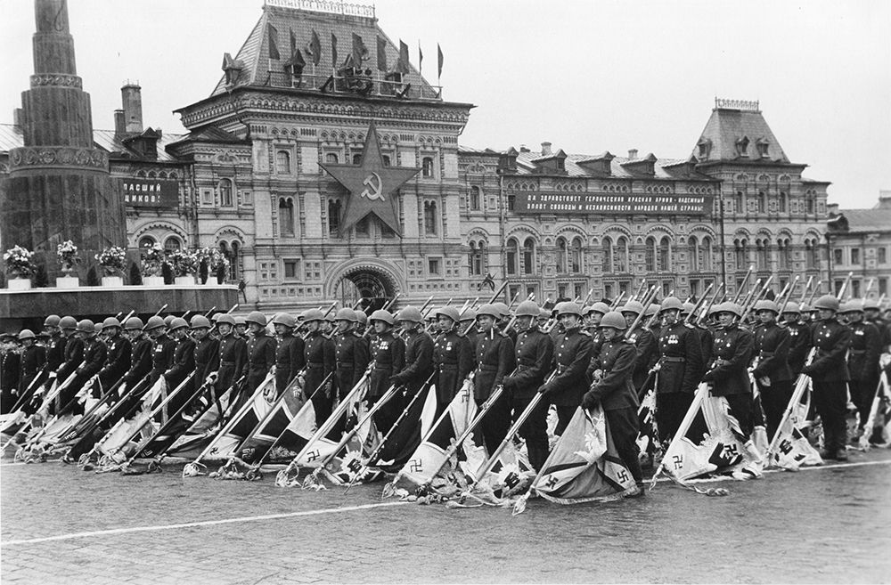 Михаил Трахман. Парад Победы. Москва 24 июня, 1945 Современный отпечаток. 32,1 х 43,2 см. Архивная пигментная печать. Из коллекции Галереи им. братьев Люмьер