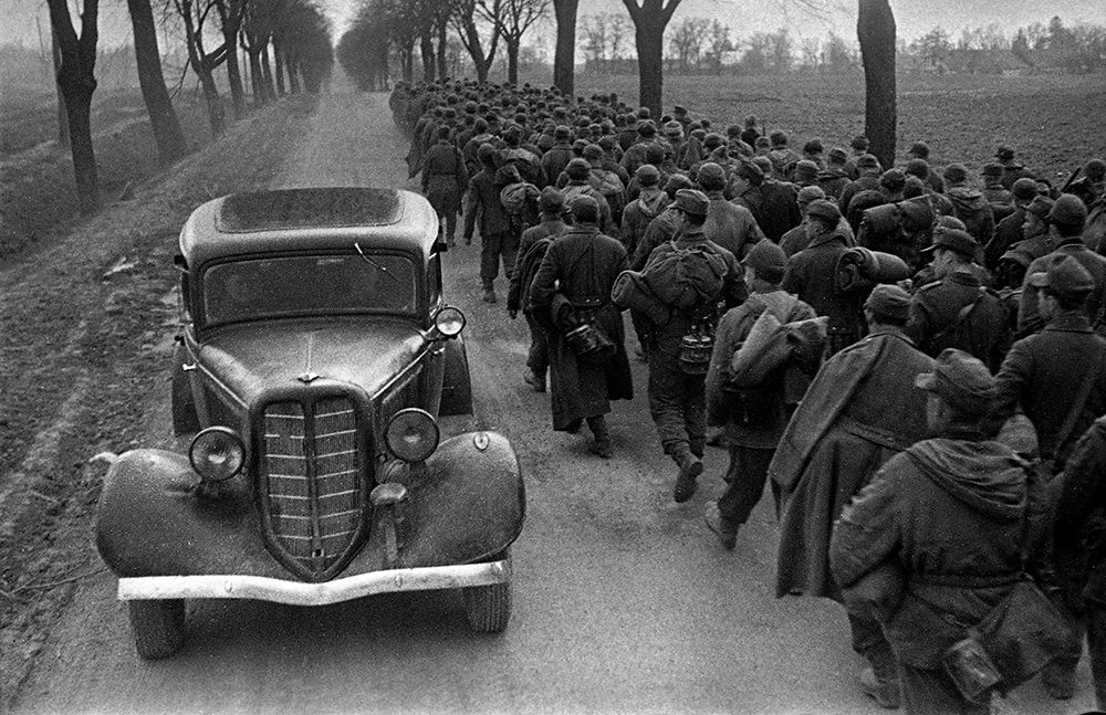 Марк Марков-Гринберг. Отвоевались. Пленные немцы под Бобруйском, 1944 Современный отпечаток. 40 х 50 см. Бромсеребряная печать. Из коллекции Галереи им. братьев Люмьер