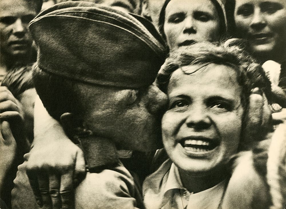 Александр Петрусов. Встреча победителей. Возвращение с фронта, 1945 Винтаж. 29 х 39,4 см. Бромсеребряная печать. Из коллекции Галереи им. братьев Люмьер