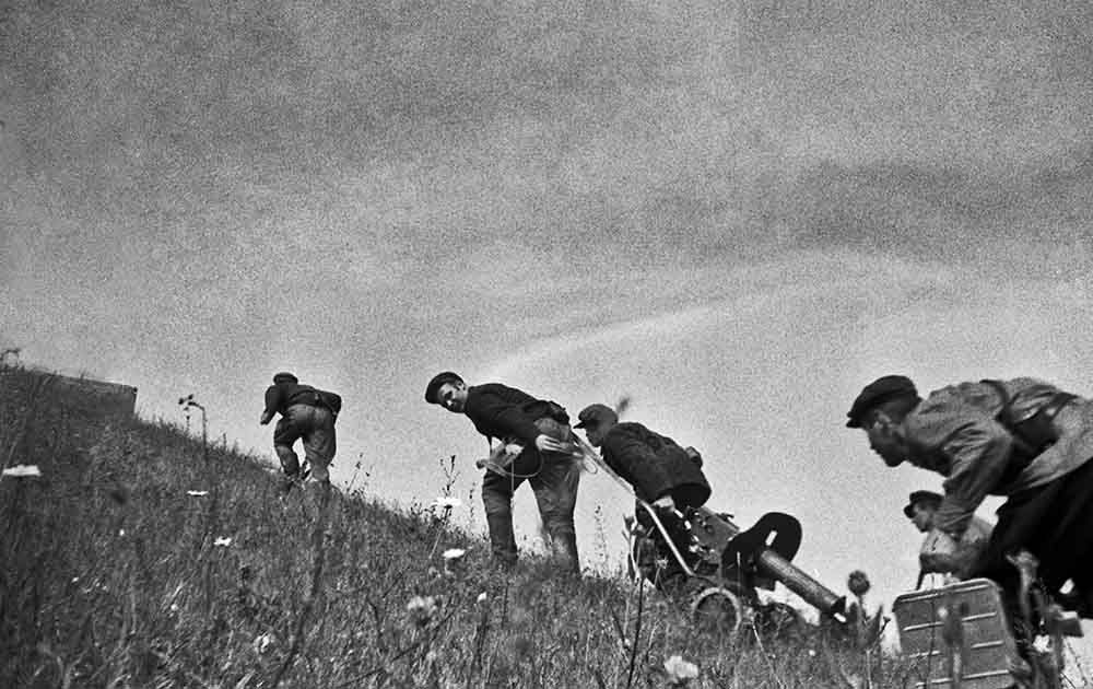 Михаил Трахман. Атака партизан. Ленинград, 1942 Поздний отпечаток. Тираж: 2/30. 30 х 40 см. Бромсеребряная печать. Из коллекции Галереи им. братьев Люмьер
