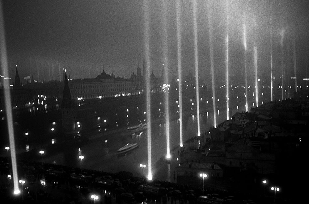 Яков Халип. Красная площадь. Салют Победы. Вид на ночной Кремль, 1945 Современный отпечаток. 30 х 40 см. Архивная пигментная печать. Из коллекции Галереи им. братьев Люмьер