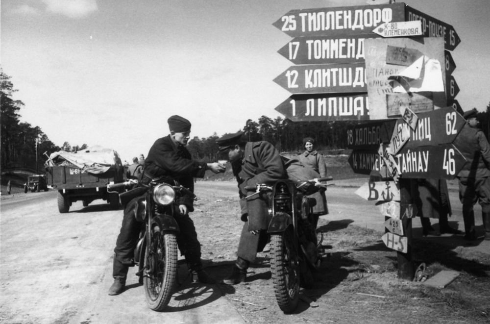 Александр Устинов. Давай закурим! Дорога на Берлин. Апрель 1945 г., 1945 Поздний отпечаток. Тираж: 2/30. 30 х 40 см. Бромсеребряная печать. Из коллекции Галереи им. братьев Люмьер