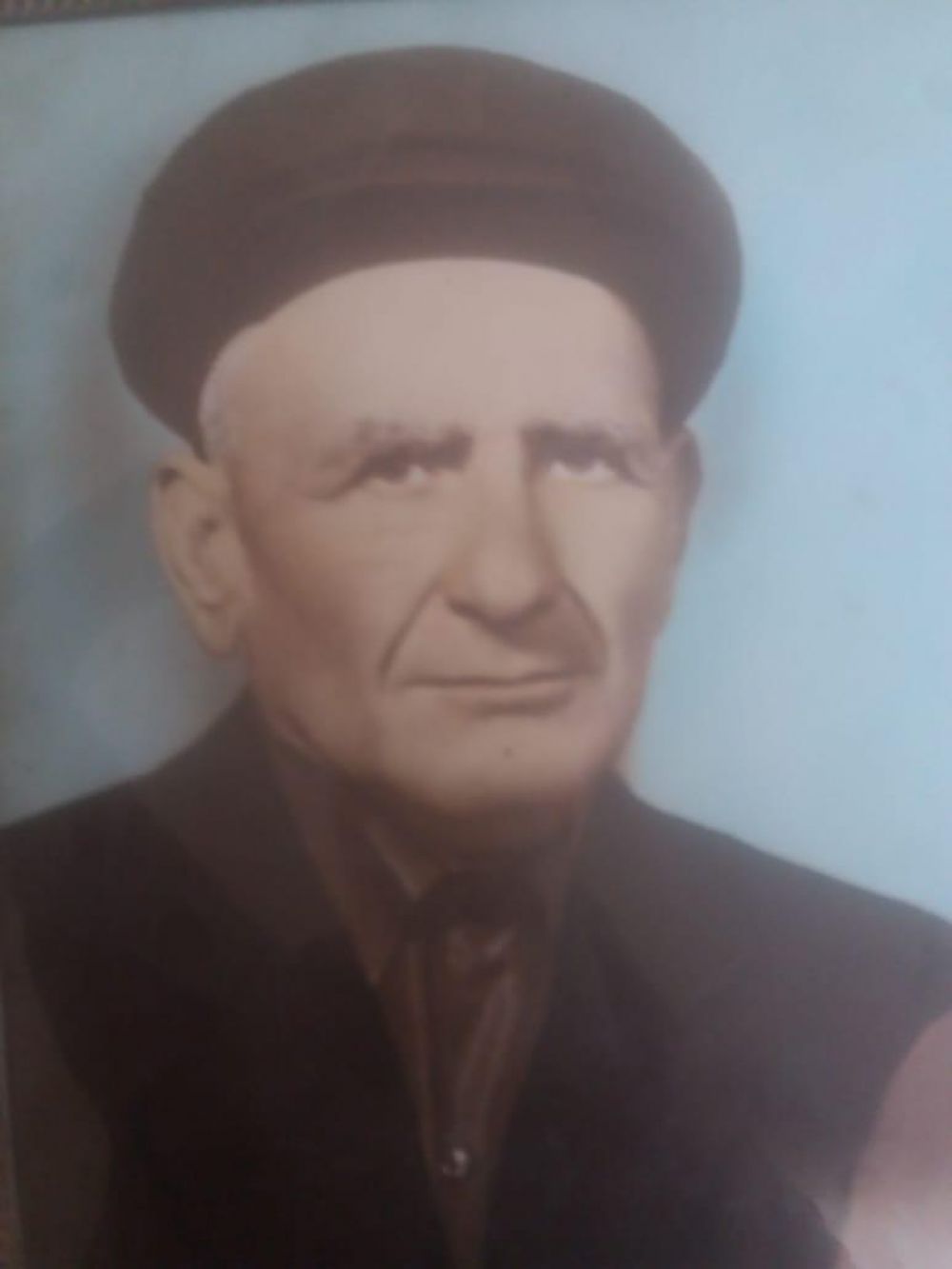 Фатима Шеуджен, главный редактор «АиФ-Юг»: Мой родной дед- Цику Исмаил Нануович. Родился в ауле Эдепсукай. Всю войну проработал на оружейном предприятии в Златоусте. К сожалению, я его не помню. Он умер в 1977 году.
