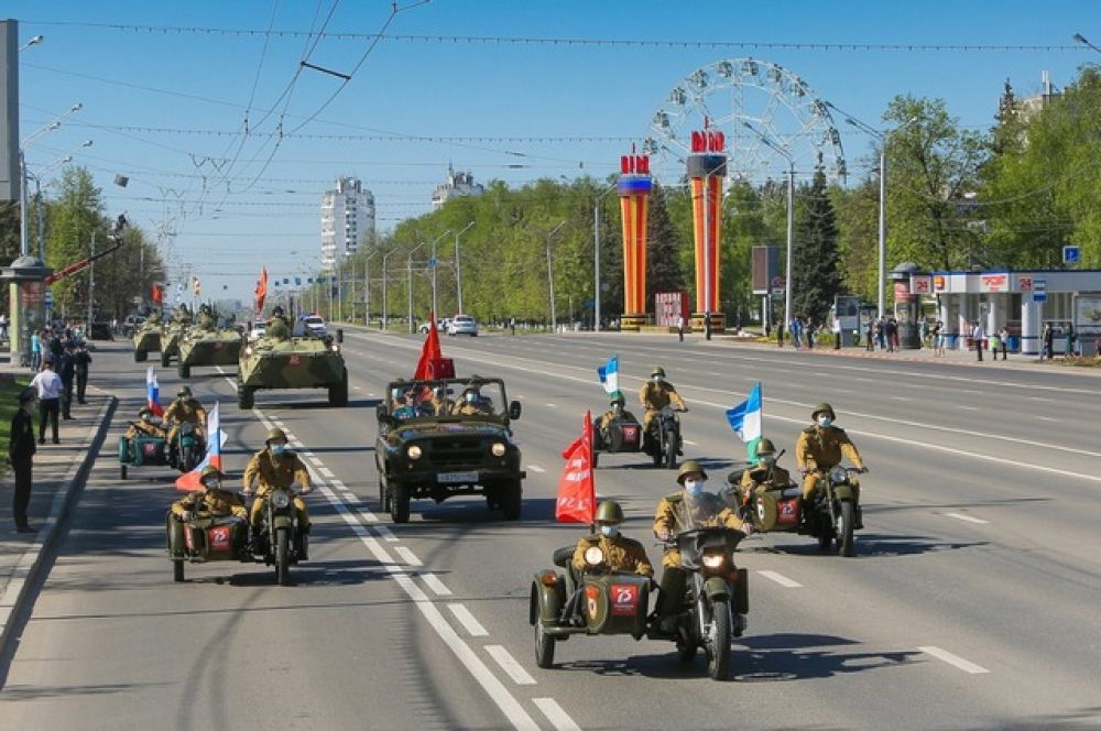 Движение почетного кортежа по проспекту Октября.