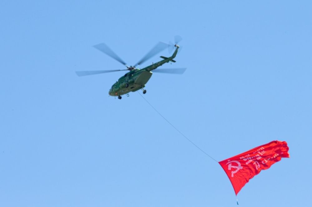 Ми-8 и знамя Победы.