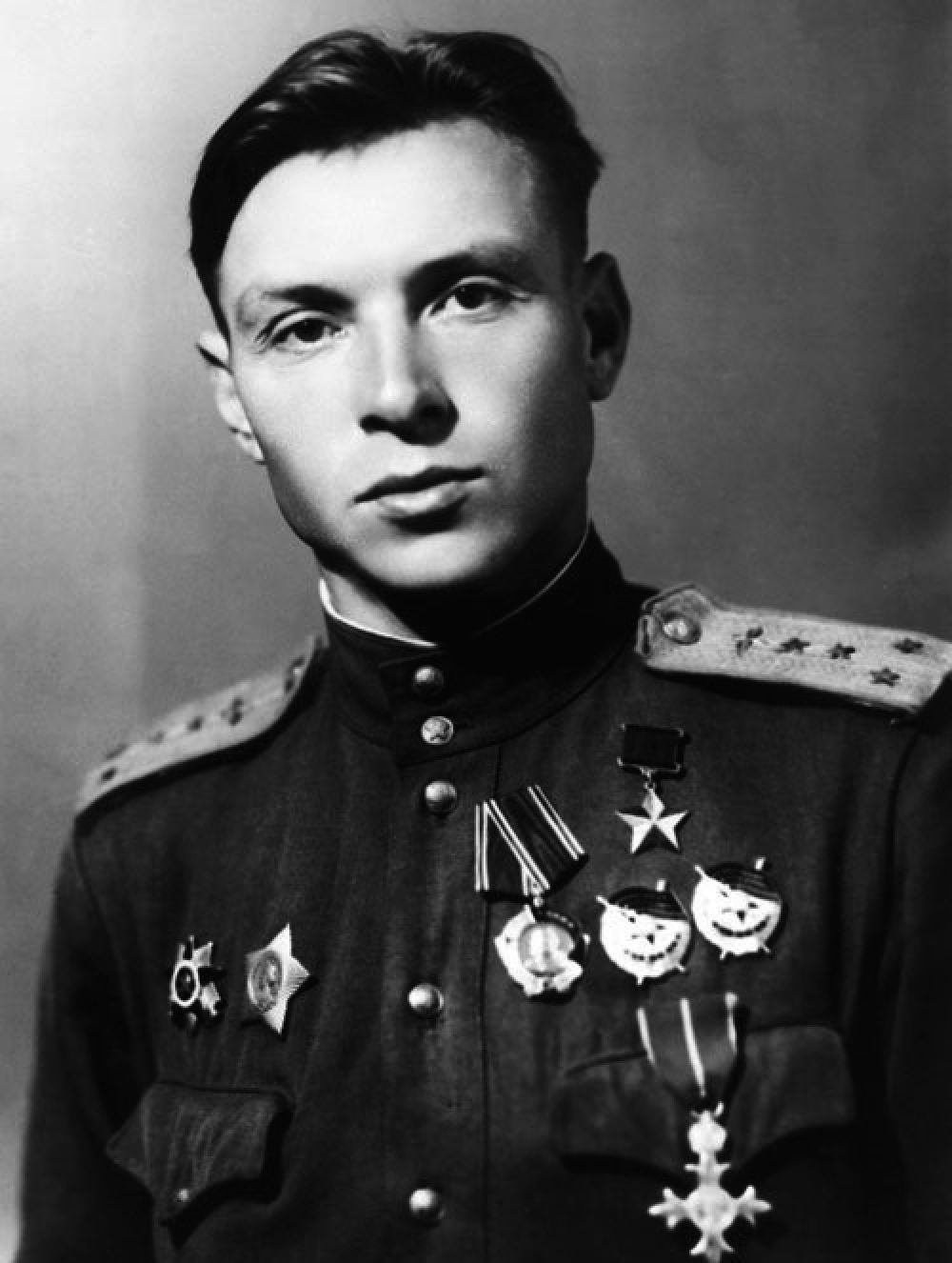 Кирилл Евстигнеев. На его счету — 53 личные победы и еще 2 самолета, сбитых в группе. Мастерство пилота было так высоко, что, по рассказам сослуживцев, он мог посадить истребитель на одно колесо или же на расчищенную от снега узкую дорожку между двумя метровыми ледяными барьерами.