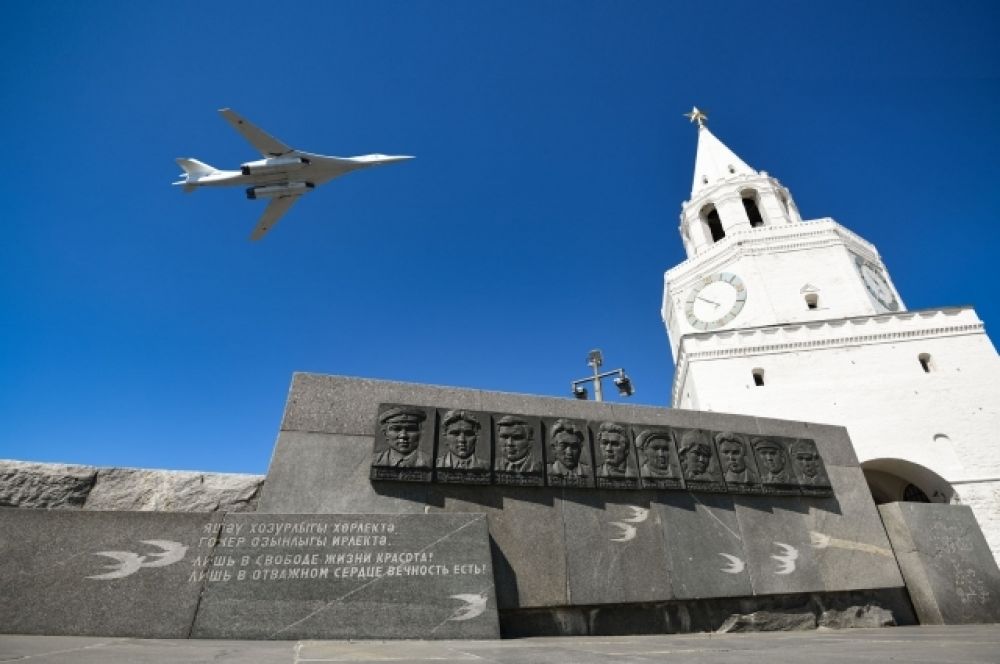 Казань с праздником поздравил лучший в мире бомбардировщик Ту-160.
