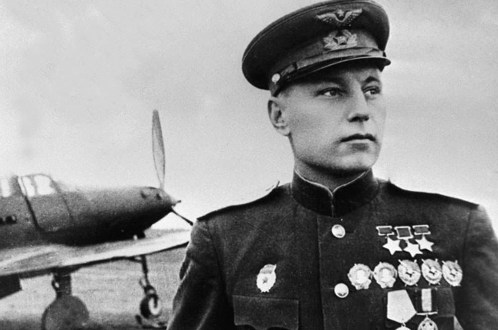 Александр Покрышкин. На его счету — 59 личных побед, и еще 6 самолетов он сбил в группе. Существует расхожая легенда, что, получив информацию о приближении его истребителя, немцы начинали передавать друг другу срочные сообщения: «Ахтунг! В небе Покрышкин!».