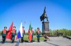В парке Победы торжественно открыли бронзовый монумент Советскому солдату.