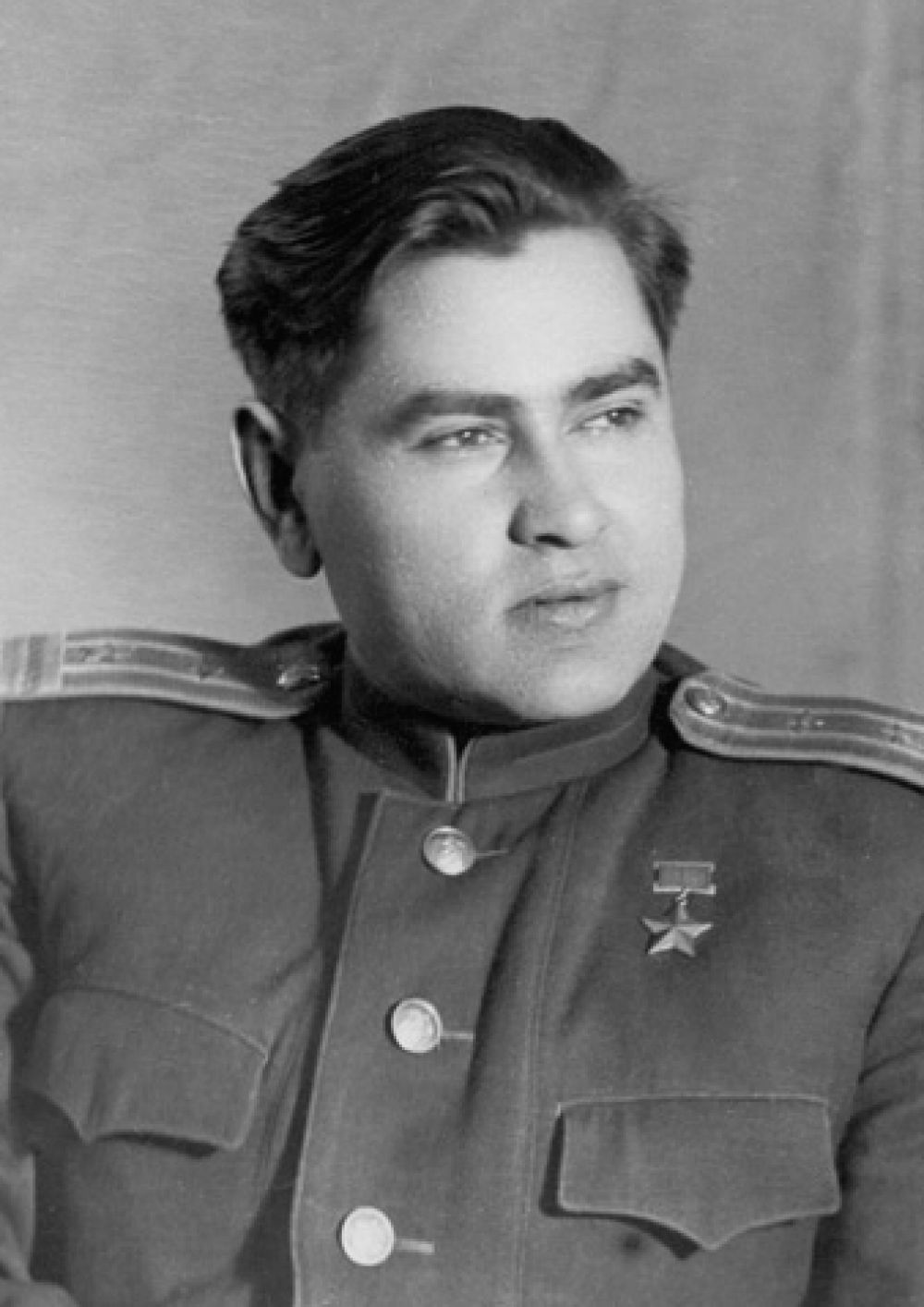 Алексей Маресьев. Благодаря «Повести о настоящем человеке» Бориса Полевого, его подвиг знаком каждому в нашей стране. Из-за тяжелого ранения летчику пришлось ампутировать обе ноги, однако, несмотря на инвалидность, он вернулся в небо. Всего за время войны совершил 86 боевых вылетов, сбил 10 самолетов врага: три — до ранения и семь — после.