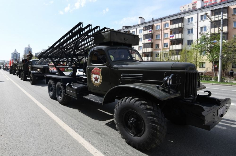 Проезд техники военных лет по улицам Казани.