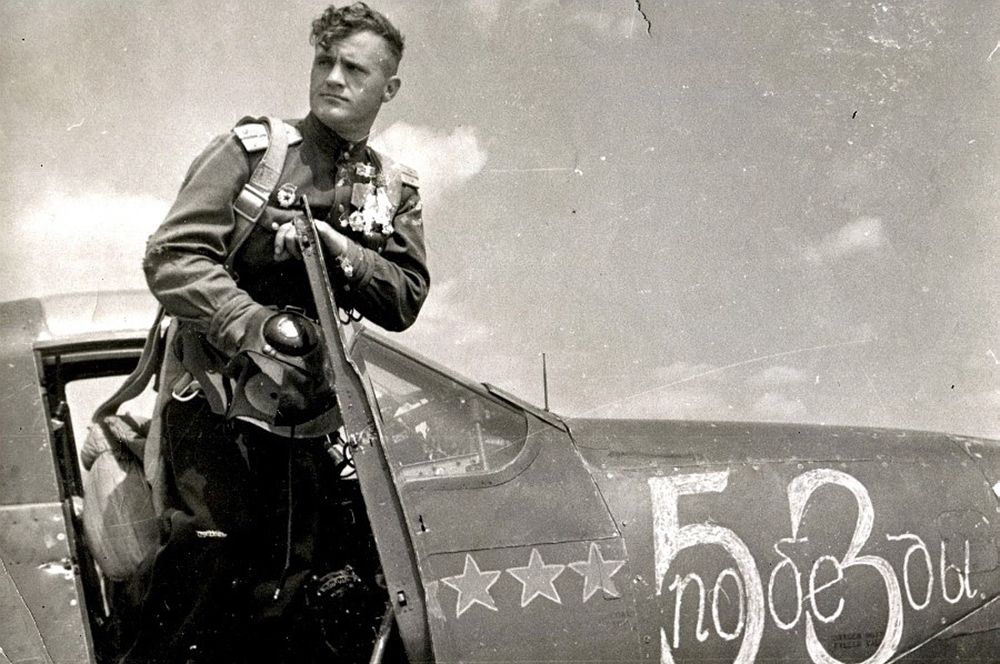 Николай Гулаев. В годы войны уничтожил 57 вражеских самолетов лично и 4 в группе. Более того, согласно наградным документам, в своих первых 42 воздушных боях он уничтожил 42 машины противника, то есть в среднем каждый бой завершался для Гулаева уничтожением врага.