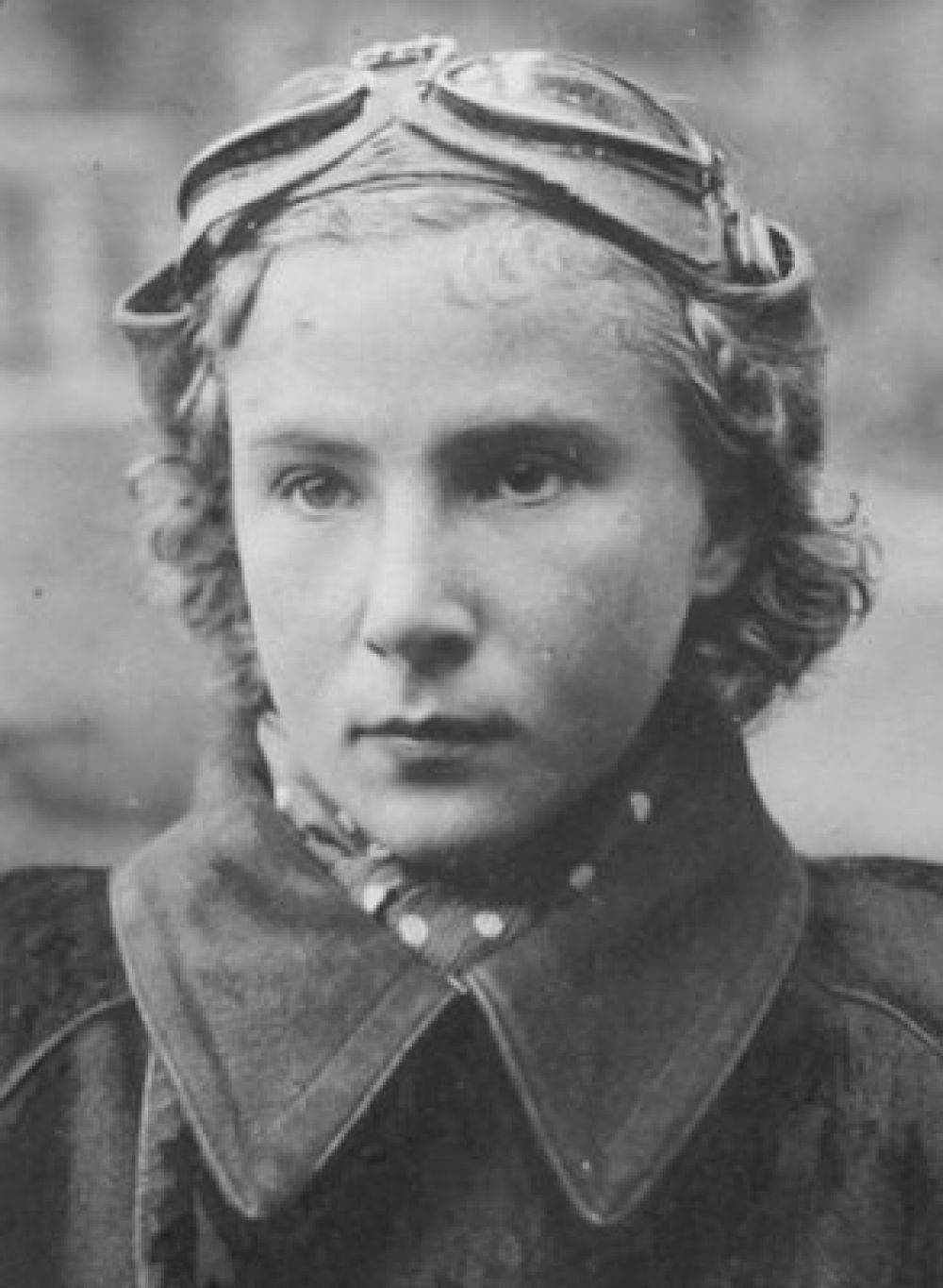 Лидия Литвяк. Фюзеляж ее верного Як-1 украшали не только ярко-красные звезды, символы воздушных побед, но и белоснежная лилия — особый знак летчика, которому разрешена «свободная охота» на противника. Всего за те десять месяцев, которые девушка посвятила защите Родины, она совершила 186 боевых вылетов, получила 3 ранения, сбила лично 11 самолетов и 3 самолета в группе.