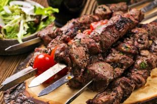 На чем жарить и какое мясо выбрать: лучшие рецепты маринадов для шашлыка