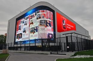 «Бессмертный полк» транслируется на медиафасаде Единого диспетчерского центра Московского метрополитена.