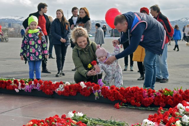 Несмотря на режим самоизоляции, 9 Мая толпы людей отправились к памятнику защитникам Советского Заполярья в годы Великой Отечественной войны. В большинстве своём северяне были без масок.