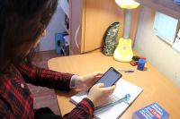 Не во всех семьях достаточно техники, поэтому онлайн-уроки порой дети включают на своих телефонах. 