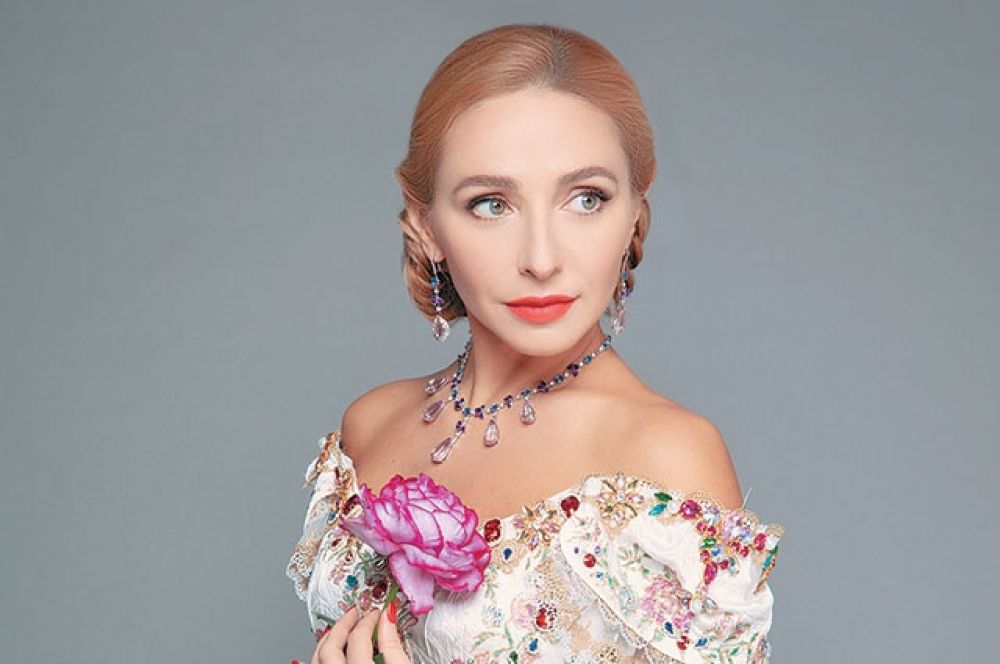 Татьяна Навка. Сообщается, что в данный момент спортсменка чувствует себя нормально. У нее хорошие показатели анализов крови, температура также в норме.