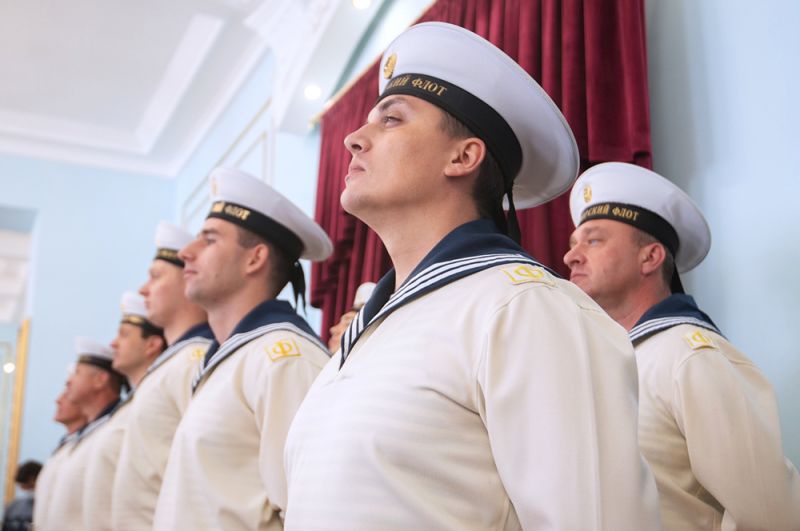 Военнослужащие во время торжественного открытия отреставрированного Екатерининского зала в Доме офицеров.