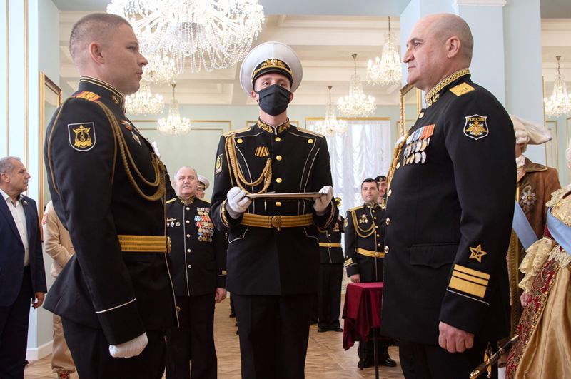 Командующий Черноморским флотом вице-адмирал Игорь Осипов (справа) во время торжественного награждения в отреставрированном Екатерининском зале в Доме офицеров.