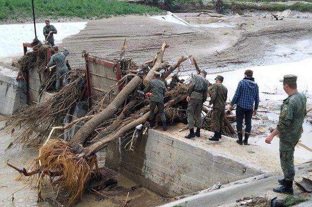 Устранять последствия паводка жителям села Троицкого помогали военные.