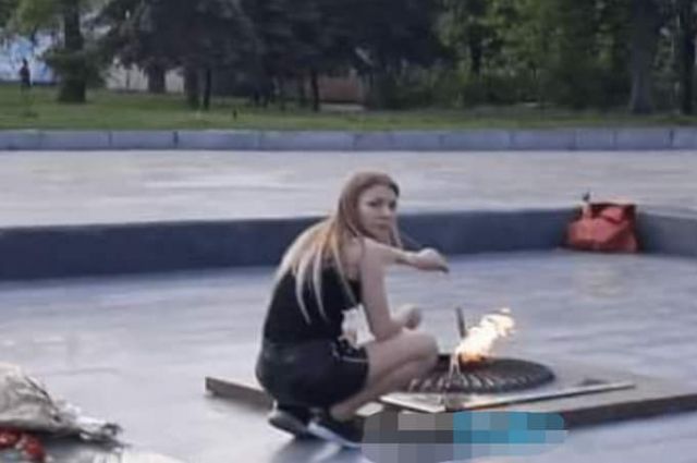 Под Киевом две пьяные девушки устроили «пикник» на Вечном огне