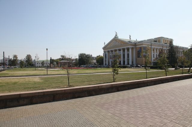 Сквер у театра оперы и балета будут снова озеленять, на это потратят более миллиона рублей.