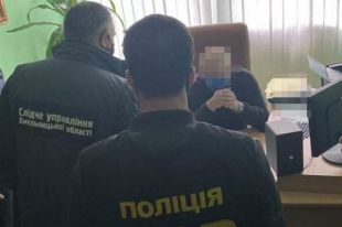 В Хмельницком чиновника поймали на взятке за сертификацию антисептика