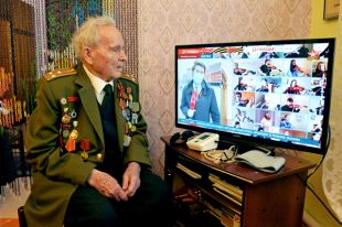 Ветеран Великой Отечественной войны смотрит онлайн-трансляцию акции «Бессмертный полк».