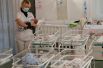 Персонал ухаживает за младенцами в отеле «Венеция» в Киеве.